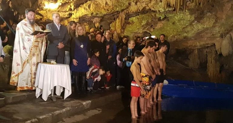 Εντυπωσιακός ο Αγιασμός των υδάτων στα Σπήλαια του Διρού! (βίντεο)